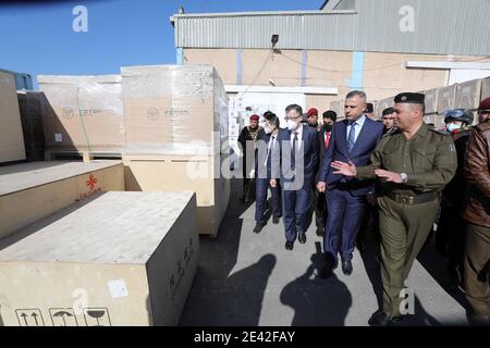 Bagdad. Januar 2021. Der chinesische Botschafter im Irak Zhang Tao (3. R, Front) und der stellvertretende Minister des irakischen Innenministeriums Hussein al-Awadi (2. R, Front) inspizieren die chinesische Spende am 21. Januar 2021 in Bagdad, Irak. Die chinesische Botschaft im Irak überreichte am Donnerstag Spenden an den Irak, um der irakischen Regierung bei der Bekämpfung der COVID-19-Pandemie zu helfen und die Lebensgrundlage der irakischen Bevölkerung zu verbessern. Quelle: Xinhua/Alamy Live News Stockfoto