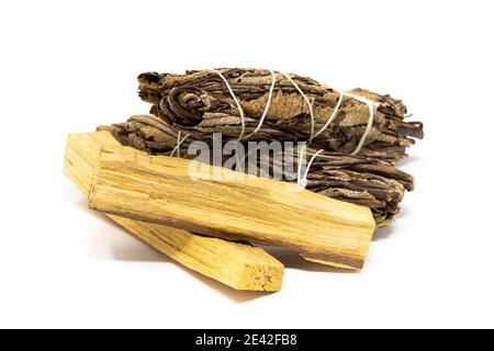 Yerba Santa und Palo Santo Salbei Smudge Sticks isoliert Stockfoto