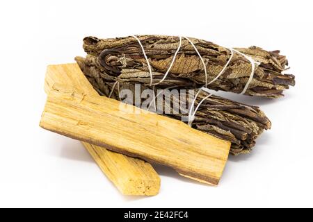 Yerba Santa und Palo Santo Salbei Smudge Sticks isoliert Stockfoto