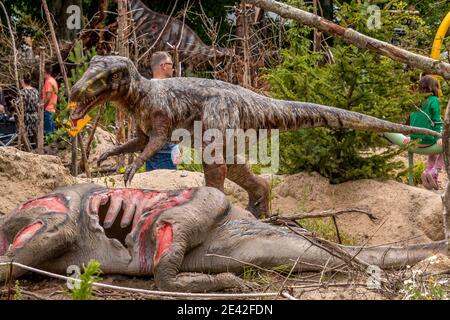 Aalborg, Dänemark - 25 Jul 2020: Dinosaurier in natürlicher Umgebung und in lebensechter Größe, Stockfoto