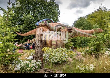 Aalborg, Dänemark - 25 Jul 2020: Dinosaurier in natürlicher Umgebung und in lebensechter Größe, Stockfoto