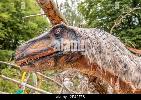 Aalborg, Dänemark - 25 Jul 2020: Dinosaurier in natürlicher Umgebung und in lebensechter Größe, Stockfoto