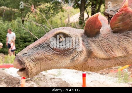 Aalborg, Dänemark - 25 Jul 2020: Dinosaurier in natürlicher Umgebung und in lebensechter Größe, Stockfoto