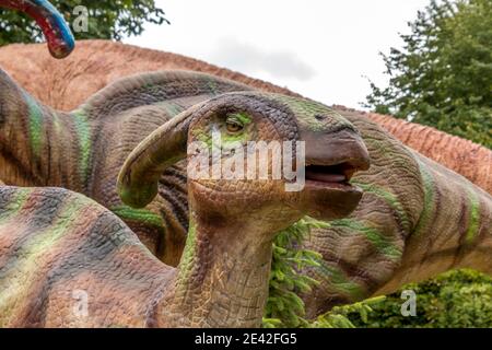 Aalborg, Dänemark - 25 Jul 2020: Dinosaurier in natürlicher Umgebung und in lebensechter Größe, Stockfoto