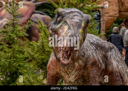 Aalborg, Dänemark - 25 Jul 2020: Dinosaurier in natürlicher Umgebung und in lebensechter Größe, Stockfoto