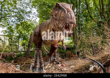 Aalborg, Dänemark - 25 Jul 2020: Dinosaurier in natürlicher Umgebung und in lebensechter Größe, Stockfoto