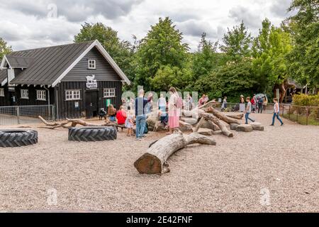 Aalborg, Dänemark - 25 Jul 2020: Viele Menschen im Aalborg Zoo an einem schönen Sommertag spielen Kinder mit Ziegen Stockfoto