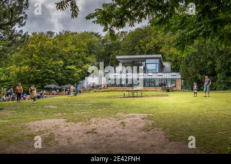 Aalborg, Dänemark - 25 Jul 2020: Viele Menschen im Aalborg Zoo an einem schönen Sommertag, Stockfoto