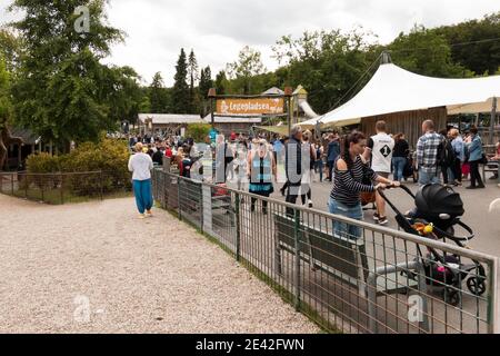 Aalborg, Dänemark - 25 Jul 2020: Viele Menschen im Aalborg Zoo an einem schönen Sommertag spielen Kinder mit Ziegen Stockfoto