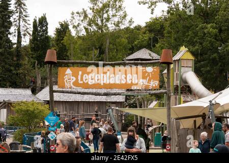 Aalborg, Dänemark - 25 Jul 2020: Viele Menschen im Aalborg Zoo an einem schönen Sommertag, Stockfoto