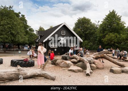 Aalborg, Dänemark - 25 Jul 2020: Viele Menschen im Aalborg Zoo an einem schönen Sommertag spielen Kinder mit Ziegen Stockfoto