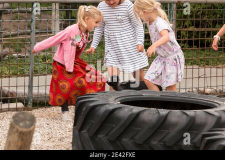 Aalborg, Dänemark - 25 Jul 2020: Viele Menschen im Aalborg Zoo an einem schönen Sommertag spielen Kinder mit Ziegen Stockfoto