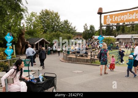 Aalborg, Dänemark - 25 Jul 2020: Viele Menschen im Aalborg Zoo an einem schönen Sommertag, Stockfoto