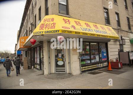 Lucky Lebensmittelgeschäft auf der 8th Avenue in Chinatown Teil des Sunset Park in Brooklyn, New York. Stockfoto