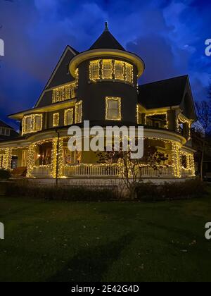 Wanderndes viktorianisches Haus mit Lichtern für die Weihnachtsfeiertage im Viertel Ditmas Park in Brooklyn, New York. Stockfoto