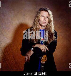 ENSCHEDE, NIEDERLANDE, OCT 18, 1997: Gitarrist und Komponist Adrian Vandenberg war zwischen 1987 und 1999 Mitglied der Band Whitesnake. Stockfoto