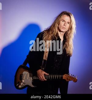 ENSCHEDE, NIEDERLANDE, OCT 18, 1997: Gitarrist und Komponist Adrian Vandenberg war zwischen 1987 und 1999 Mitglied der Band Whitesnake. Stockfoto