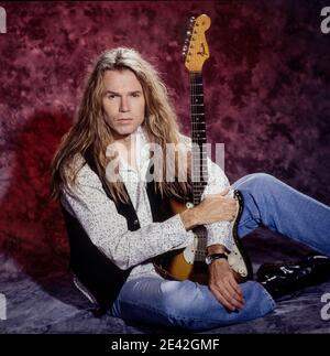 ENSCHEDE, NIEDERLANDE, OCT 18, 1997: Gitarrist und Komponist Adrian Vandenberg war zwischen 1987 und 1999 Mitglied der Band Whitesnake. Stockfoto