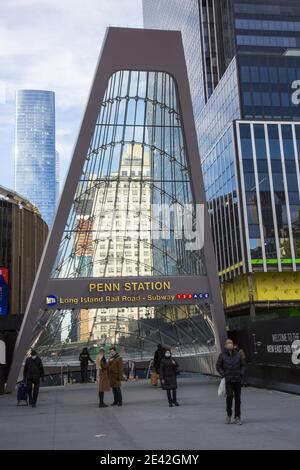 Eingang von der 7th Avenue zum neuen Anbau der Penn Station mit der neuen Moynihan Bahnhalle im alten Postgebäude. New York City. Stockfoto