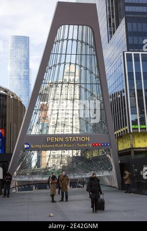 Eingang von der 7th Avenue zum neuen Anbau der Penn Station mit der neuen Moynihan Bahnhalle im alten Postgebäude. New York City. Stockfoto
