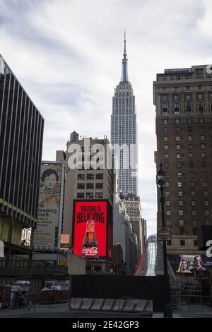 Zwei amerikanische Ikonen in Midtown Manhattan, eine Coca Cola Plakatwand mit dem Empire State Building im Hintergrund. Stockfoto