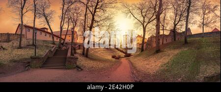 Panoramablick auf den Sonnenuntergang über mittelalterlichen Stein Burgruinen mit Alte Steintreppe im Park Stockfoto