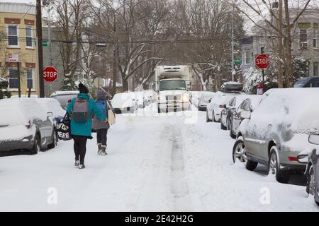 Verschneite Wintertage auf der Sherman Street in der Greenwood Avenue im Viertel Windsor Terrace, einen Block vom Prospect Park in Brooklyn, New York. Stockfoto