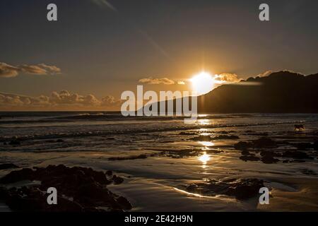 Swansea, Großbritannien. Januar 2021. Menschen, die an diesem Nachmittag in der Langland Bay in der Nähe von Swansea ihre tägliche Lockdown-Übung machen, während die Sonne untergeht. PIC von Lisa Dawson Rees Kredit: Phil Rees/Alamy Live Nachrichten Stockfoto