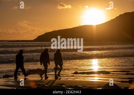 Swansea, Großbritannien. Januar 2021. Menschen, die an diesem Nachmittag in der Langland Bay in der Nähe von Swansea ihre tägliche Lockdown-Übung machen, während die Sonne untergeht. PIC von Lisa Dawson Rees Kredit: Phil Rees/Alamy Live Nachrichten Stockfoto