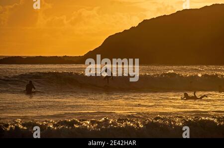 Swansea, Großbritannien. Januar 2021. Surfer reiten die Wellen, wenn die Sonne untergeht in Langland Bay in der Nähe von Swansea an diesem Nachmittag. PIC von Lisa Dawson Rees Kredit: Phil Rees/Alamy Live Nachrichten Stockfoto