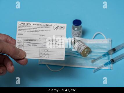 Morgantown, WV - 21. Januar 2021: Covid-19 Impfkarte mit der ersten Dosis des Pfizer-Impfstoffs Stockfoto