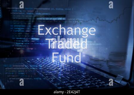 Exchange Traded Fund Inschrift gegen Laptop und Code Hintergrund. Finanzkonzept. Stockfoto