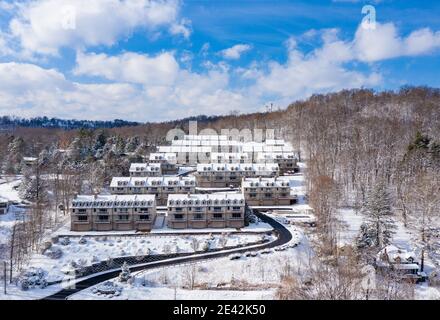 Blick auf moderne Stadthäuser mit Winterschnee auf einem Hügel bedeckt Mit Blick auf Cheat Lake in der Nähe von Morgantown West Virginia Stockfoto