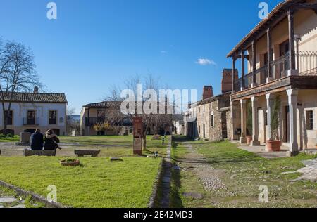 Besucher sitzen am Hauptplatz des Dorfes Granadilla. Mittelalterliche Stadt im Jahr 1965 evakuiert, wissen, dass rehabilitiert. Extremadura, Spanien Stockfoto