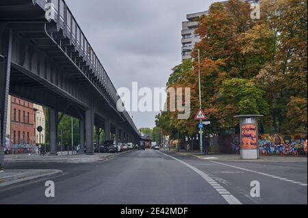 Berlin, Deutschland - 16. September 2019: Stadtbild von Berlin-Kreuzberg in der Nähe des Bahnhofs Kottbusser Tor. Stockfoto