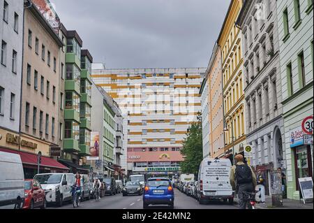 Berlin, Deutschland - 16. September 2019: Stadtbild von Berlin-Kreuzberg in der Nähe des Bahnhofs Kottbusser Tor. Stockfoto