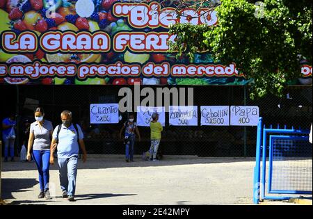 Guacara, Carabobo, Venezuela. Januar 2021. Januar 21, 2021. Die Gemüsepreise werden in einem Land, das von der Wirtschaftskrise betroffen ist, in vollem Umfang unter den potenziellen Käufern festgelegt. Foto: Juan Carlos Hernandez Kredit: Juan Carlos Hernandez/ZUMA Wire/Alamy Live News Stockfoto