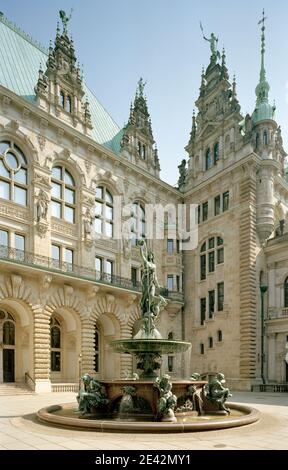 Innenhof mit Hygienia-Brunnen von Joseph von Kramer (1895-1896) Stockfoto