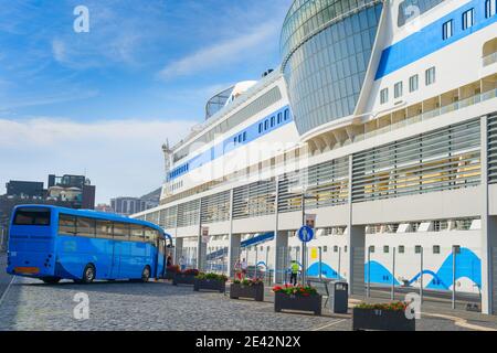 FUNCHAL, MADEIRA - 04. FEB 2020: Luxus-Kreuzfahrtschiff im Hafen von Madeira. Funchal, Madeira, Portugal Stockfoto