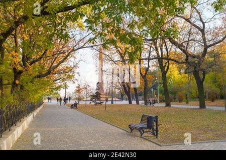 ODESSA, UKRAINE - 26. NOVEMBER 2020: Menschen gehen am Denkmal eines unbekannten Matrosen in Odessa Stockfoto