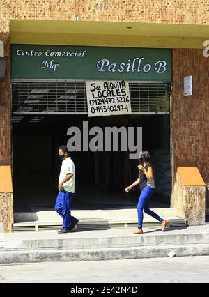 Guacara, Carabobo, Venezuela. Januar 2021. Januar 21, 2021. Einkaufszentren zeigen die Preise der verfügbaren Geschäftsräume zur Miete, aufgrund der Schließung von Geschäften aufgrund der Wirtschaftskrise im Land. Quelle: Juan Carlos Hernandez/ZUMA Wire/Alamy Live News Stockfoto