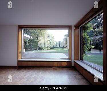 Innenraum von Haus lange mit Blick in den Garten Stockfoto