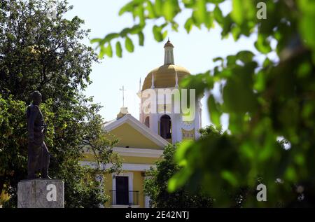 Guacara, Carabobo, Venezuela. Januar 2021. Januar 21, 2020. St. Augustine's Cathedral im Zentrum. Es ist erwähnenswert, dass Guacara einige strohfarbene Kirchen aus dem ersten Jahrzehnt des XVII Jahrhunderts hatte; jedoch ist die erste bekannte Kirche die von Pater Manuel Perez im Jahr 1624 gebaut wurde. Diese strohfarbenen Kirchen verschwanden eher, als Mauerkirchen gebaut wurden, und die erste davon wurde von Don Agustin Nicolas de Herrera im Jahr 1687 an dem Ort gebaut, an dem sie heute steht, wurde aber durch das Erdbeben von 1812 völlig zerstört. Der damalige Priester, Erzbischof Colly Prat, informierte Hi Stockfoto