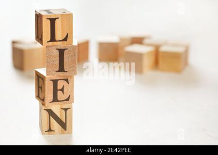 Vier Holzwürfel in Stapel mit Wort PFANDRECHT auf ihnen angeordnet, Platz für Text / Bild in der rechten unteren Ecke Stockfoto