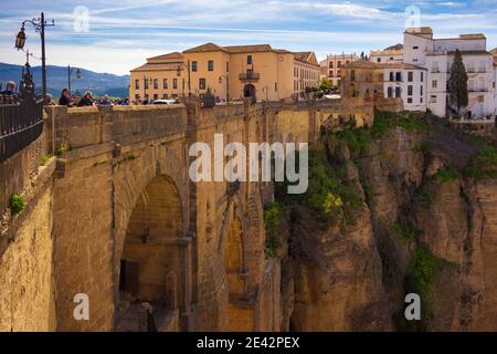 Blick auf das historische Zentrum von Roda von der Brücke, die die große Schlucht des Guadalavin Flusses in der Stadt Ronda, Andalusien, Spanien überquert Stockfoto