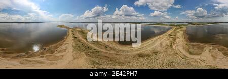 Foto von einer fliegenden Drohne, Sandstrand am Meer an einem sonnigen Tag im Sommer Stockfoto