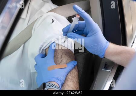 Round Rock, USA. 21. Jan, 2021: Zach Beyer, Pflegestudent der South University, verabreicht einem Patienten in einer Drive-Through-Klinik den Impfstoff COVID-19. Mehr als 2,000 Dosen wurden in den Armen der Menschen in der Klinik am Vortag gegeben, als Texas seine Impfreaktion anfährt. Kredit: Bob Daemmrich/Alamy Live Nachrichten Stockfoto