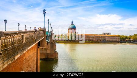 Die Saint-Pierre Brücke über die Garonne und die Grabkuppel im Hintergrund, vom Saint-Pierre Kai in Toulouse. Stockfoto