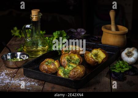 Gebackene Kartoffeln mit Schinken und Käse in einer Pfanne Stockfoto