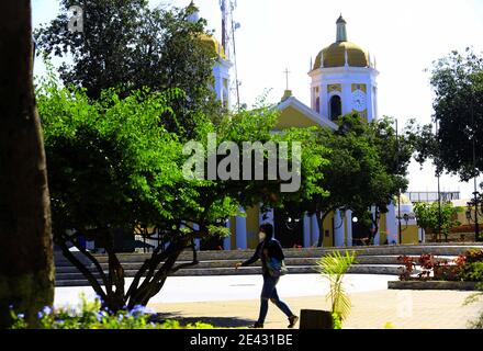 Guacara, Carabobo, Venezuela. Januar 2021. Januar 21, 2020. St. Augustine's Cathedral im Zentrum. Es ist erwähnenswert, dass Guacara einige strohfarbene Kirchen aus dem ersten Jahrzehnt des XVII Jahrhunderts hatte; jedoch ist die erste bekannte Kirche die von Pater Manuel Perez im Jahr 1624 gebaut wurde. Diese strohfarbenen Kirchen verschwanden eher, als Mauerkirchen gebaut wurden, und die erste davon wurde von Don Agustin Nicolas de Herrera im Jahr 1687 an dem Ort gebaut, an dem sie heute steht, wurde aber durch das Erdbeben von 1812 völlig zerstört. Der damalige Priester, Erzbischof Colly Prat, informierte Hi Stockfoto